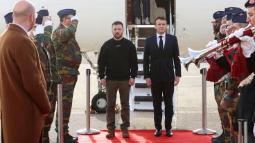 Ukrainas president Volodymyr Zelenskyj och Frankrikes president Emmanuel Macron tas emot med fulla hedersbetygelser när de landar tillsammans på en belgisk flygplats  inför torsdagens EU-toppmötet.