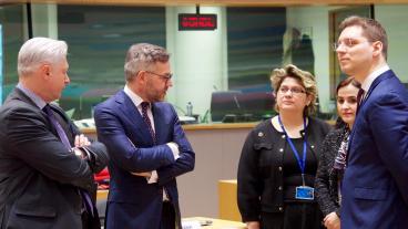 Tysklands EU-minister Michael Roth (andra från vänster) i samtal med kollegor från Slovenien och Rumänien vid tisdagens möte i Bryssel.