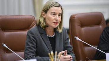 Enligt EU:s utrikeschef Federica Mogherini gör EU sitt bästa för att att emot USA:s sanktioner och upprätthålla kärnteknikavtalet med Iran, men många europeiska företag flyr nu landet.