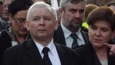 Lag och rättvisas ledare Jarosław Kaczyński tillsammans med premiärminister Beata Szydło från samma parti. Arkivbild. Lag och rättvisas ledare Jarosław Kaczyński tillsammans med premiärminister Beata Szydło från samma parti. Arkivbild.