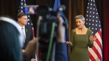 EU-kommissionärerna för handel respektive konkurrens, Valdis Dombrovskis och Margrethe Vestager, i USA på måndagen.  