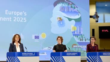 EU-kommissionärer Teresa Ribera, Jessika Roswall och Europeiska miljöbyråns chef Leena Ylä-Mononen vid måndagens presskonferens i Bryssel. 