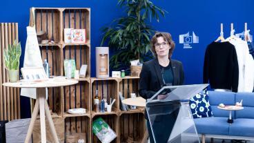 EU:s miljökommissionär, Jessika Roswall (M), vill se konkreta åtgärder för att ta fram fler hållbara produkter inom EU.