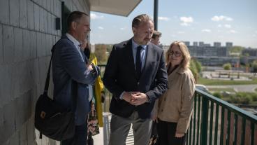 EU:s bostadskommissionär, dansken Dan Jørgensen, besöker ett bostadsprojekt i Malmö. Arkivbild.
