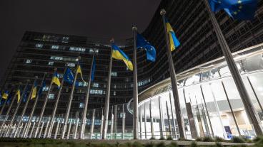 På ettårsdagen av den ryska invasionen firades Ukrainas flagga utanför EU-kommissionens huvudbyggnad i Bryssel.