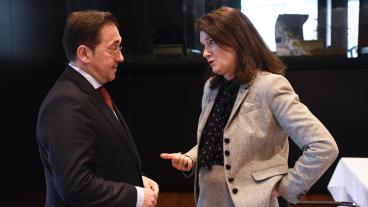 Utrikesminister Ann Linde i diskussion med sin spanske kollega José Manuel Albares Bueno på måndagens utrikesministermöte i Luxemburg. 
