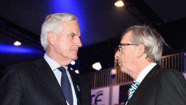 Michel Barnier till vänster och Jean-Claude Juncker till höger gjorde upp om vem som ska representera EPP-gruppen i EU-valet.