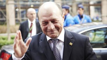 Rumäniens president Traian Basescu vann en seger på tisdagen mot landet premiärminister som vill få honom avsatt.