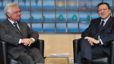 Före detta hälsokommissionären John Dalli (t v) hävdar att han är oskyldig. José Manuel Barroso vägrar kommentera saken.   