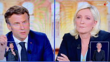 Presidentkandidaterna Emmanuel Macron och Marine Le Pen möttes på onsdagkvällen i sin första politiska debatt inför valet på söndag. 