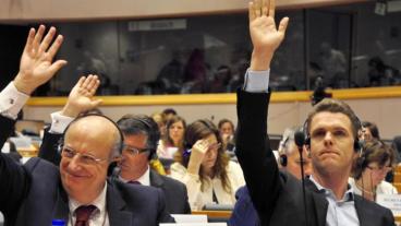 Till höger i bild EU-parlamentariker Christofer Fjellner (M) under torsdagens omröstning i Europaparlamentets handelsutskott. 