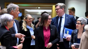 Två av Sveriges ministrar som röstar om EU-lagar: migrationsminister Maria Malmer Stenergard och justitiemininster Gunnar Strömmer i samtal med kollegor från andra EU-länder. Arkivbild.