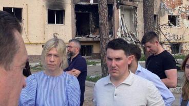Maria Nilsson, partisekreterare (L) och Joar Forssell, utrikespolitisk talesperson (L) bevittnar förstörelsen i Ukraina 8 - 11 juni.