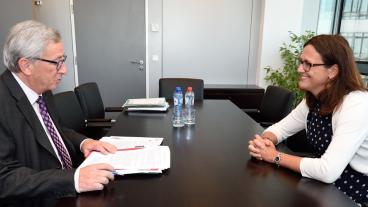 Jean-Claude Juncker frågar ut Sveriges EU-kommissionär Cecilia Malmström.