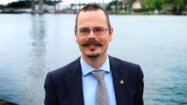 Europaparlamentariker Max Andersson (MP) menar att det bästa för Sverige när det gäller bankunionen är att stå utanför.