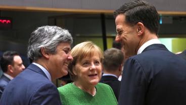 Angela Merkel diskuterar med eurogruppens ordförande Mario Centeno och Nederländernas premiärminister Mark Rutte. 