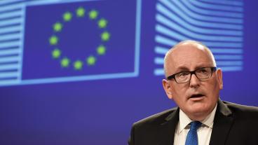 EU-kommissionär Frans Timmermans beklagar bristen på dialog med den polska regeringen.