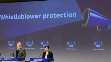 EU-kommissionens Frans Timmermans och Vera Jourová presenterade kommissionens förslag om ett visserblåsardirektiv i april förra året.