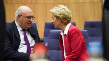 Phil Hogan i samtal med EU-kommissionens ordförande Ursula von der Leyen. Arkivbild.