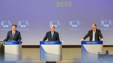 EU-kommissionärer Valdis Dombrovskis, Paolo Gentiloni och Nicolas Schmit.