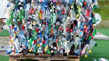 EU-kommissionen vill minska förbrukning och öka återvinning av plast sedan Kina slutat importera plastavfall.  
