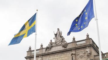 Sveriges och EUs flagga hissade på Riksplan framför Östra riksdagshuset.