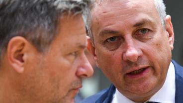 Snackar ihop sig. Tjeckiens industriminister Jozef Síkela (till höger) leder fredagens energiministermöte. Till vänster Tysklands ekonomiminister Robert Habeck. Bild från energiministermöte 9 september 2022.