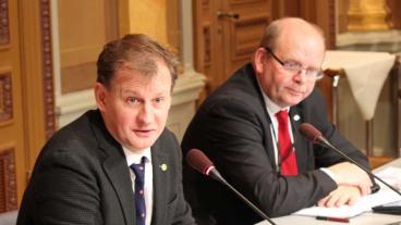 EU-nämndens ordförande Carl Schlyter (MP) och vice ordförande Eskil Erlandsson (C) vill ha större öppenhet i EU-nämnden.