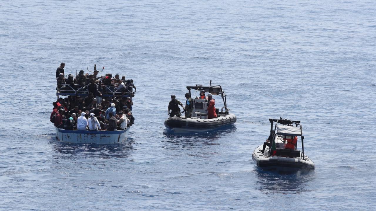 Frontex möter en överlastad båt med migranter och möjliga asylsökande någonstans i Medelhavet 2018.