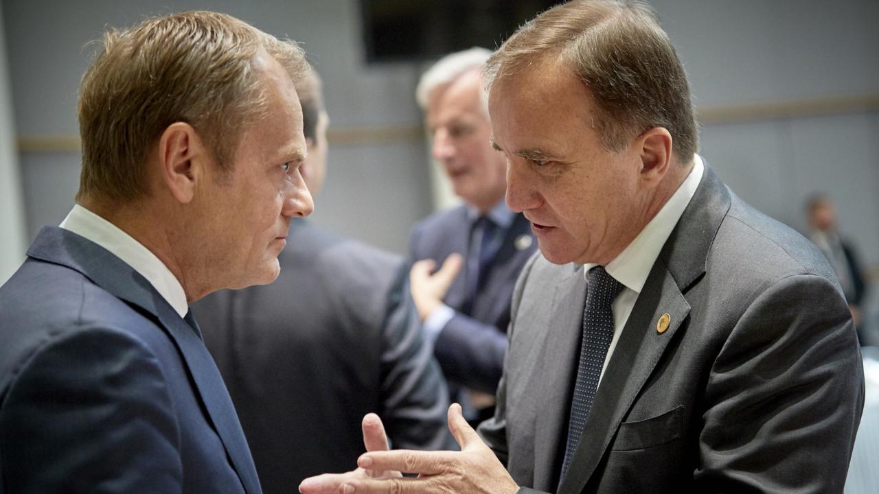 Europeiska rådets ordförande Donald Tusk samtalar med statsminister Stefan Löfven (S). Arkivbild.