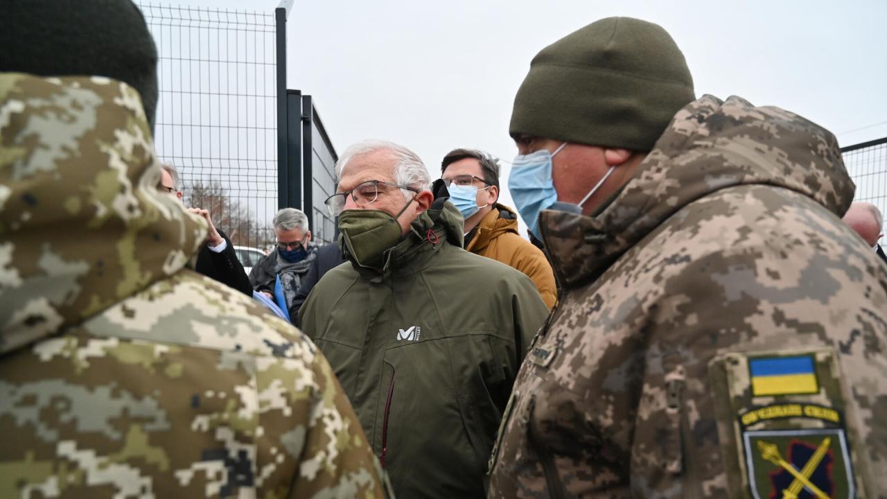 EU:s utrikesrepresentant Josep Borrell på besök i ukrainska Luhansk.