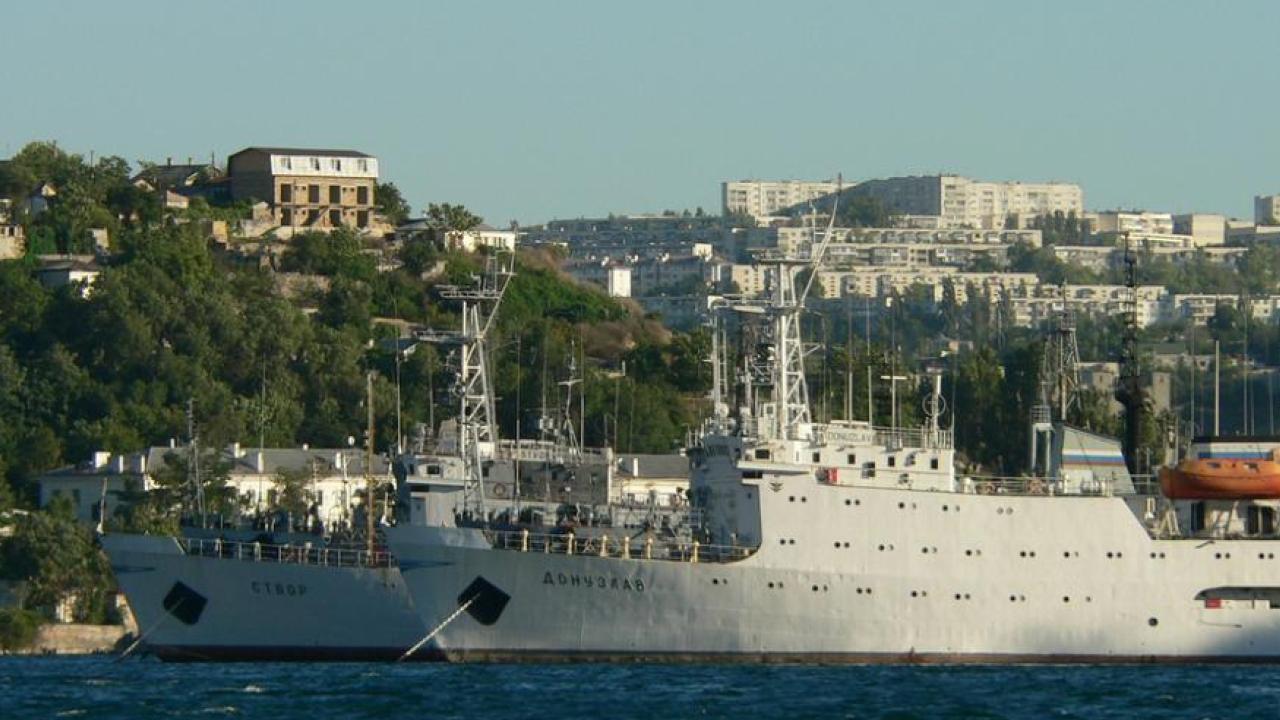 Ryska skepp i hamnstaden Sevastopol i ukrainska Krim.