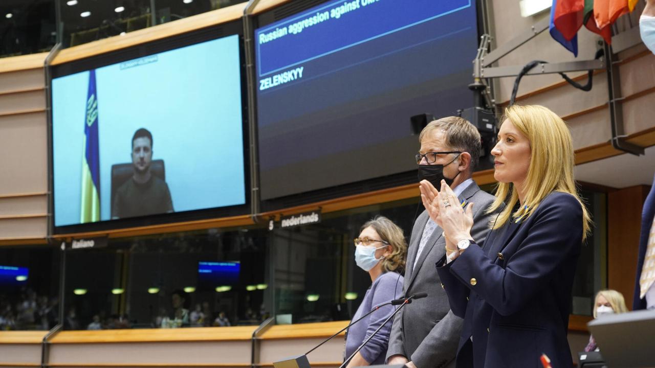 Ukrainas president Volodomyr Zelenskyj talade i Europaparlament på videolänk från Ukraina på tisdagen.