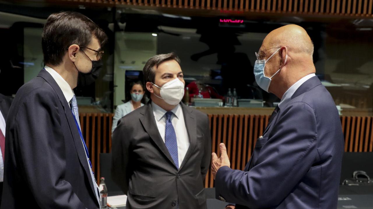 EU-minister Hans Dahlgren (till höger i bild) i samtal med kollegor från Spanien och Italien under tisdagens EU-ministermöte i Luxemburg. 