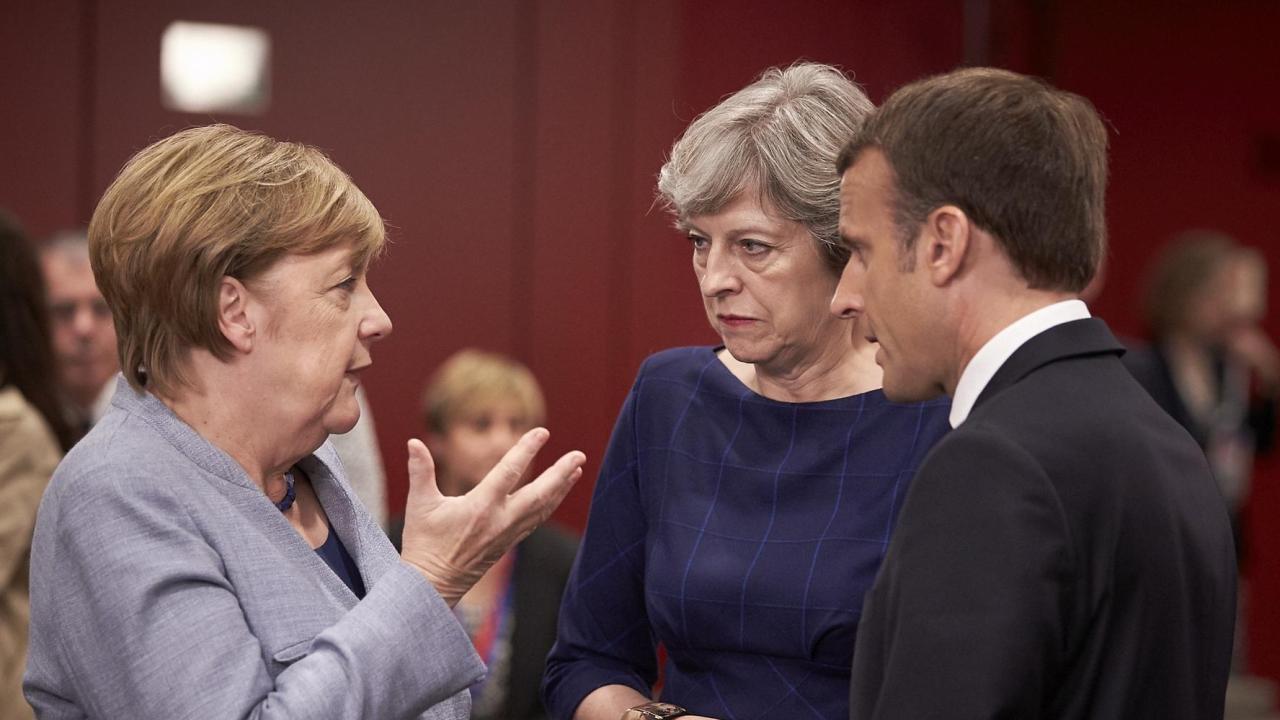 Storbritanniens Theresa May i samtal med Tysklands Angela Merkel och Frankrikes Emmanuel Macron. Arkivbild.