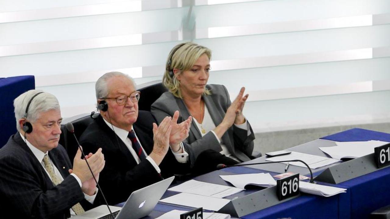 Nationella Frontens tre grupplösa ledamöter i EU-parlamentet. 