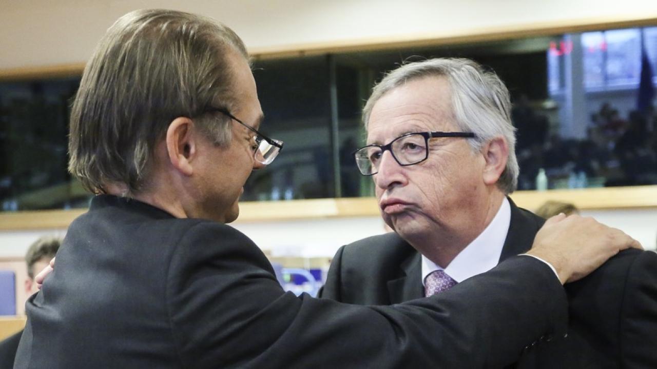 Den gröne EU-parlamenarikern Philippe Lamberts i samtal med EU-kommissionens ordförande Jean-Claude Juncker. Arkivbild.
