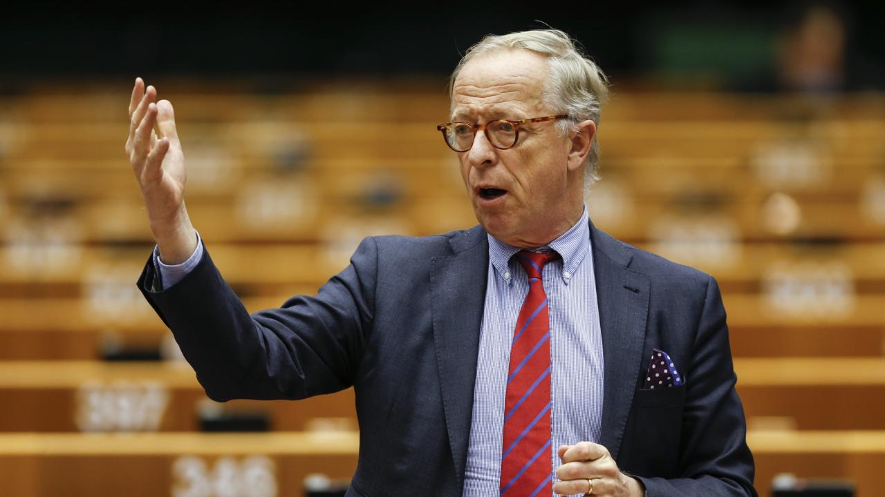 Moderaternas Gunnar Hökmark debatterar i EU-parlamentet. Arkivbild.