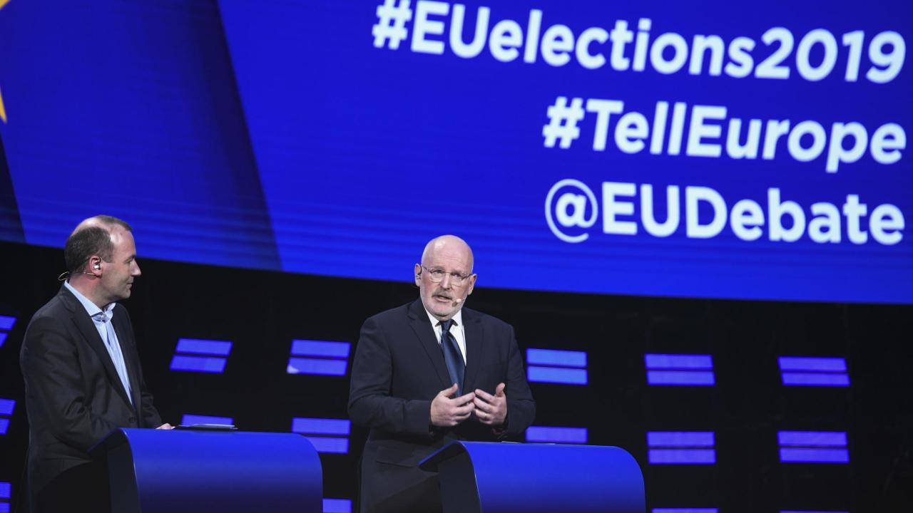 Manfred Weber och Frans Timmermans under den sista tv-debatten inför EU-valet.