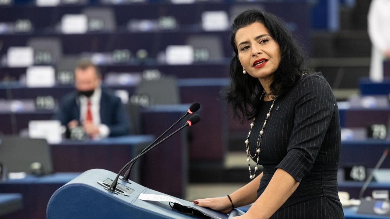 Abir Al-Sahlani (C) under en debatt i Europaparlamentet tisdagen den 19:e oktober 2021.
