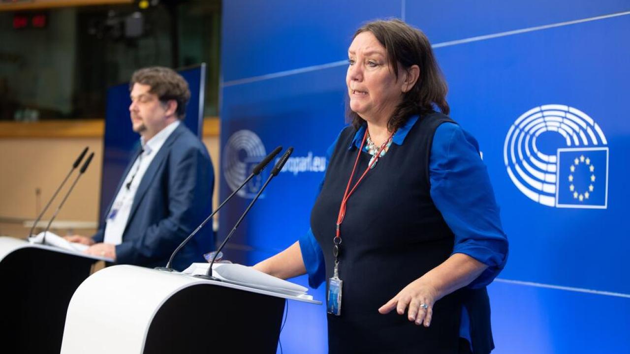 Parlamentets föredragande, kristdemokraten Dennis Radtke och socialdemokraten Agnes Jongerius på torsdagens presskonferens om minimilönsförslag.