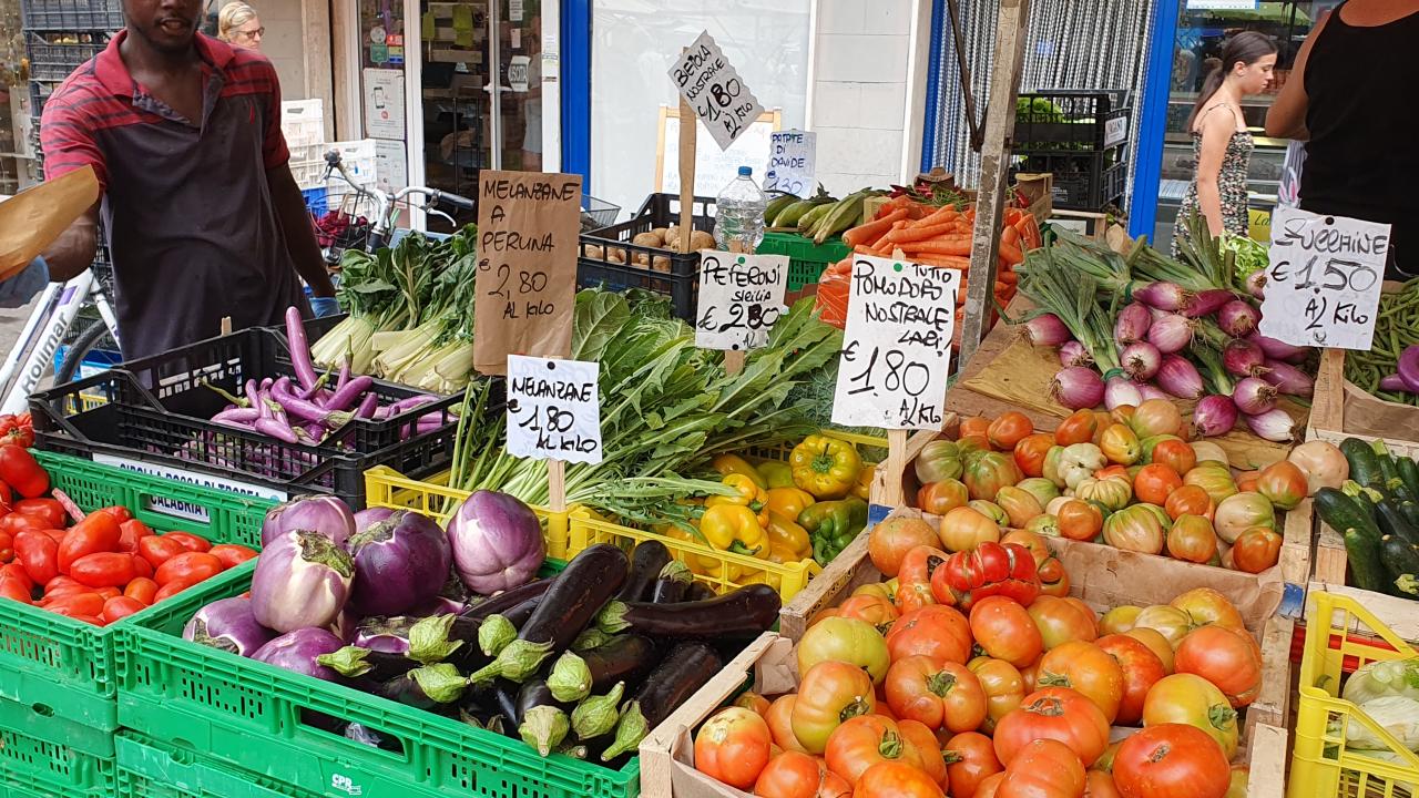 En grönsaksmarknad i Italien juli 2023. Sverige och Italien kommer på delad plats 14 av 27 EU-länder med en årsinflation på 6,3 procent i juli.
