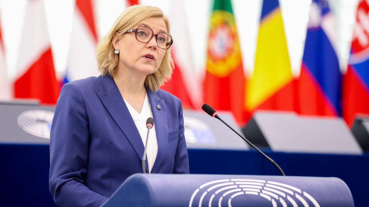EU:s techkommissionär Henna Virkkunen debatterar förslaget i EU-parlamentet.