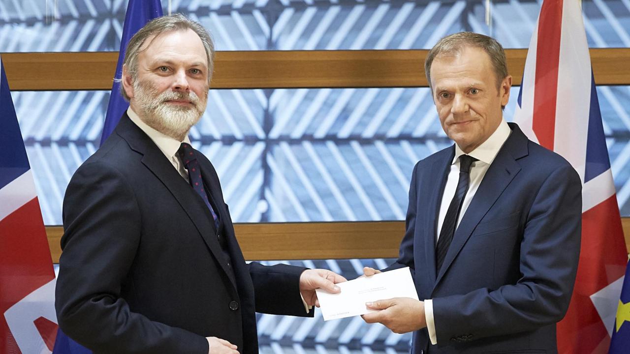 Storbritanniens EU-ambassadör Tim Barrow lämnar över landets utträdesansökan ur EU till Europeiska rådets ordförande Donald Tusk.