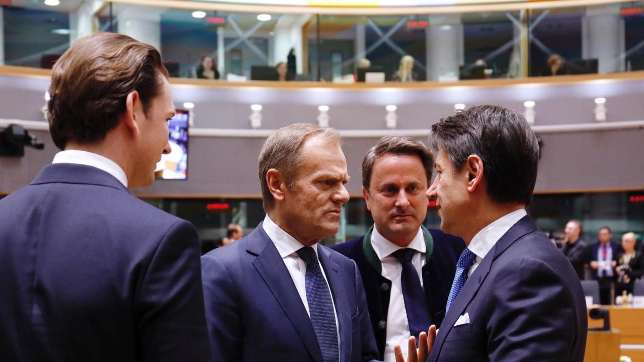 Ledarna för Österrike, Luxemburg och Italien samtalar med mötesordförande Donald Tusk vid torsdagens EU-toppmöte.