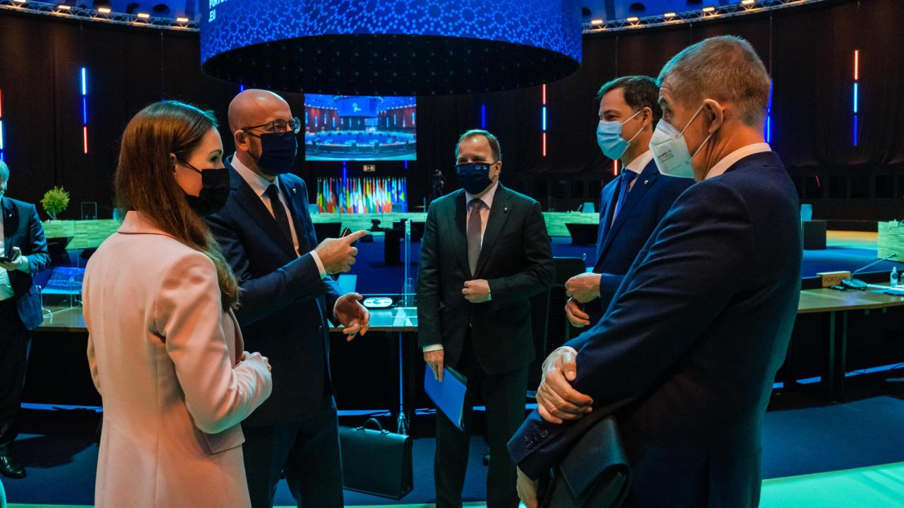 Statsminister Stefan Löfven (S) i samtal med kollegor under EU:s sociala toppmöte i Porto. 