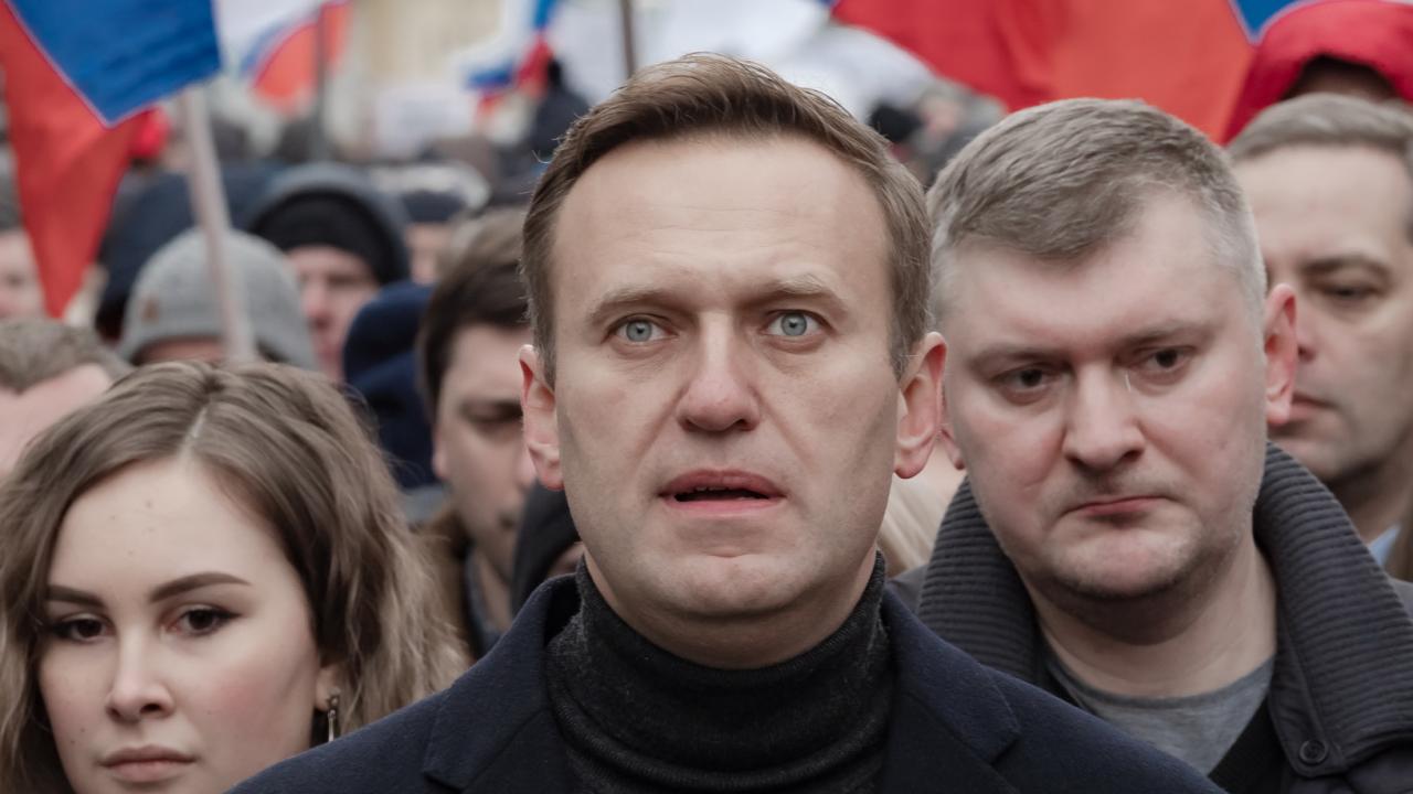 Den ryske oppositionsledare Aleksej Navalnyj under en protestmarsch till minne av den mördade regimkritikern Boris Nemtsov. Arkivbild.