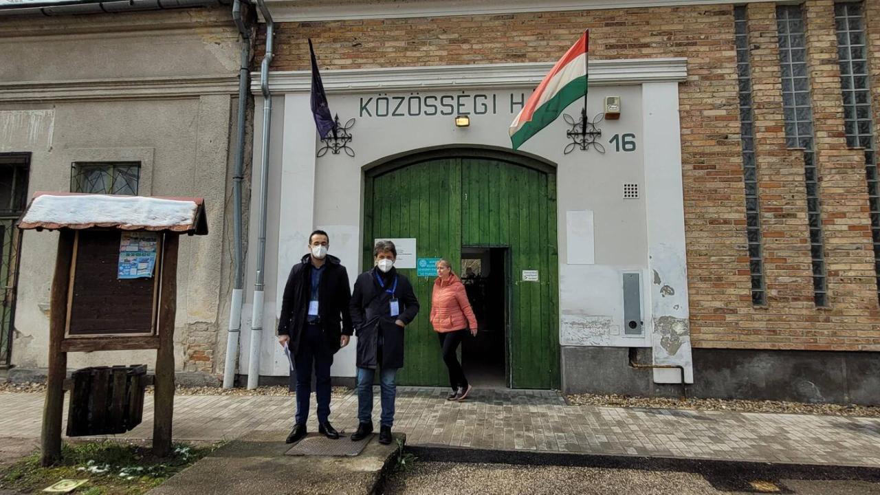 Valobservatörer från OSSE utanför en vallokal i ungerska Budapest på söndagen.
