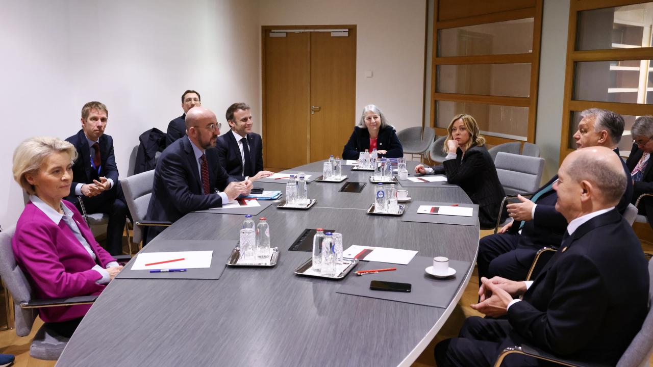 Ungerns primärminister Viktor Orbán i en separat förhandling inför EU-toppmötet med EU-kommissionens ordförande Ursula von der Leyen, Europeiska rådets ordförande Charles Michel, Frankrikes president Emmanuel Macron, Tysklands förbundskansler Olaf Scholz och Italiens premiärminister Giorgia Meloni.