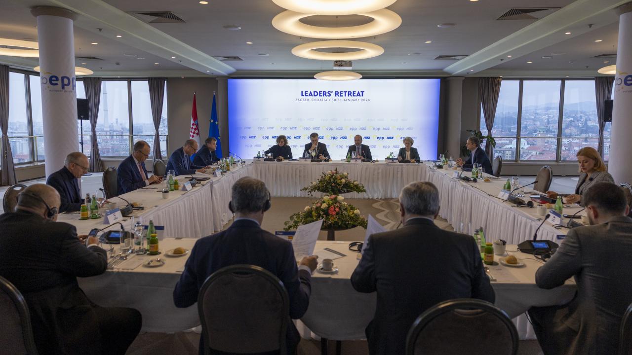 EPP är även den största partigruppen i EU-parlamentet där Moderaterna och Kristdemokraterna ingår. 